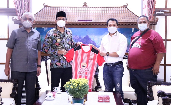 BANGKIT: Manajamen baru Deltras bertemu Bupati Ahmad Muhdlor, di Pendapa Delta Wibawa, Selasa (14/9/2021). foto: Kominfo Sidoarjo