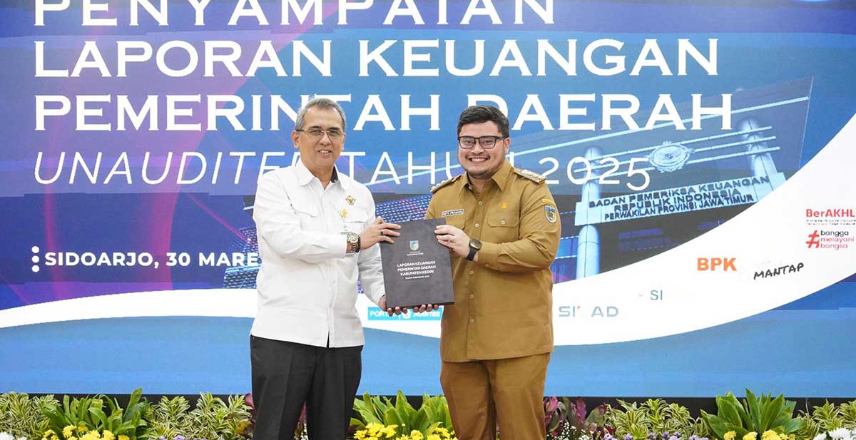 Bupati Kediri (kanan) saat menyerahkan LKPD Unaudited 2025. Foto: Ist