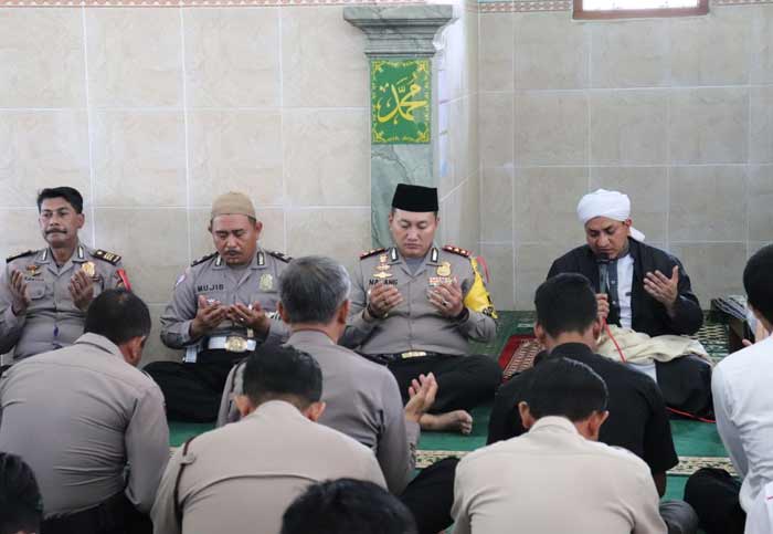 Doa bersama yang dipimpin Habib Alwi Assegaf untuk mendoakan anggota Polri yang gugur.