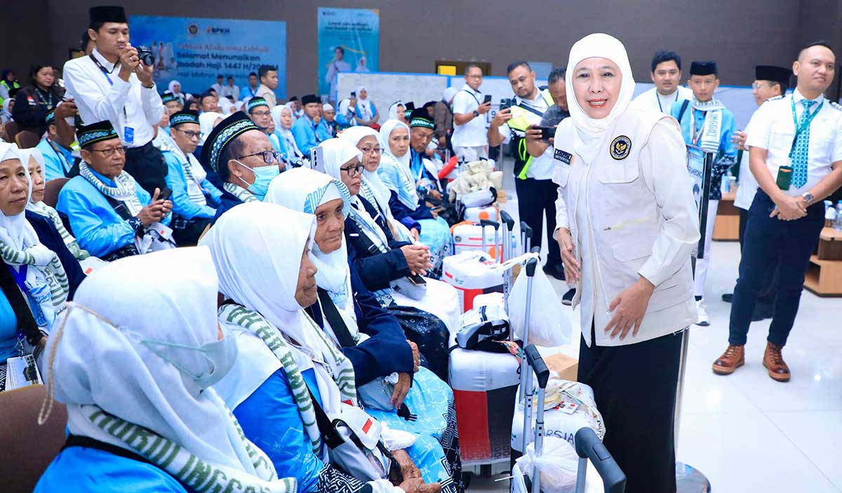 Gubernur Khofifah ketika melepas keberangkatan jamaah haji kloter pertama Embarkasi Surabaya Tahun 1447 H/2026 M dari Asrama Haji Surabaya.