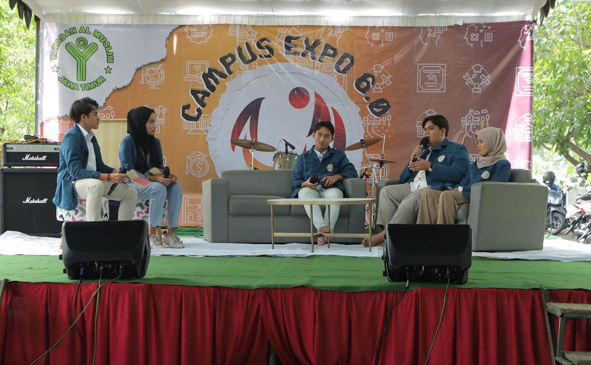 PAPARAN: Sejumlah alumni SMA Al Muslim menjadi narasumber dalam talkshow yang menjadi rangkaian Campus Expo, Kamis (26/1/2023). Foto: Ist.