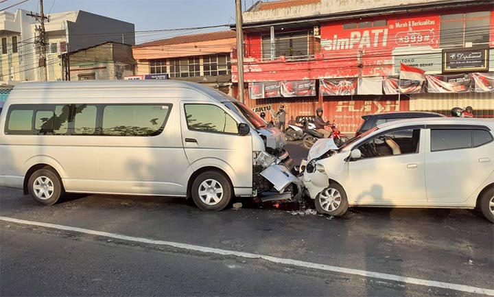 Kedua mobil yang terlibat kecelakaan.