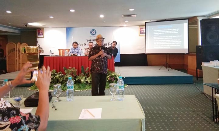 Ahmad Djauhar, Ketua Komisi Penelitian, Pendataan, dan Ratifikasi Pers Dewan Pers saat Sosialisasi Indeks Kemerdekaan Pers (IKP) 2019, di Hotel Tunjungan Surabaya, Jumat (20/11) siang. foto: YUDI A/ BANGSAONLINE