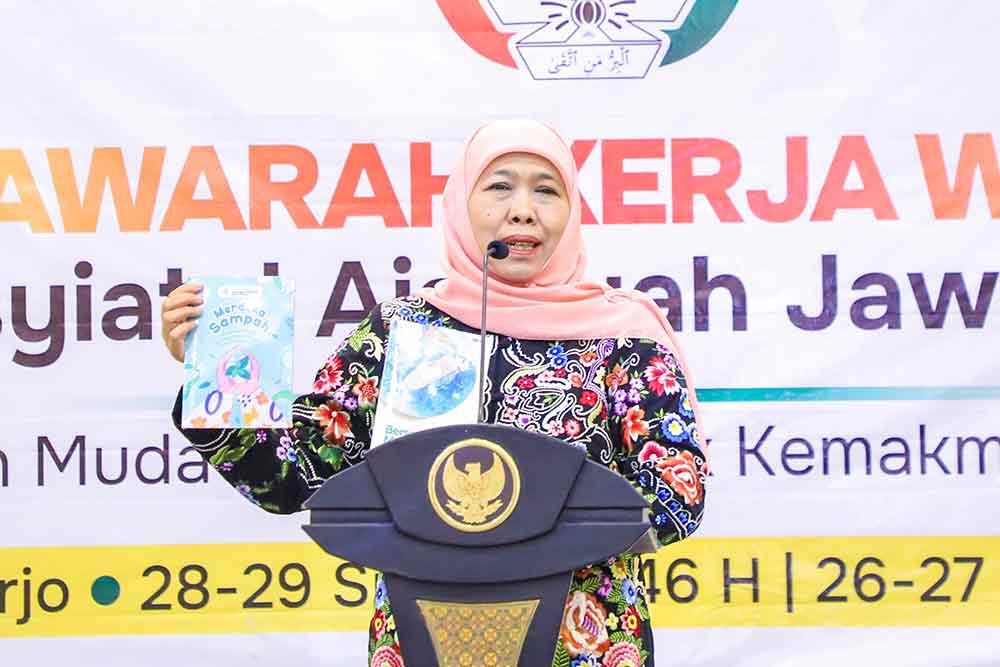 Gubernur Khofifah saat memberikan apresiasi atas peluncuran dua buku yang membahas tentang lingkungan hidup. (Ist)