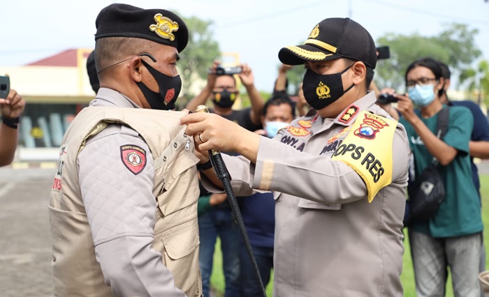 Kapolres Mojokerto, AKBP Dony Alexander memakaikan rompi secara simbolis kepada salah satu anggota timsus.