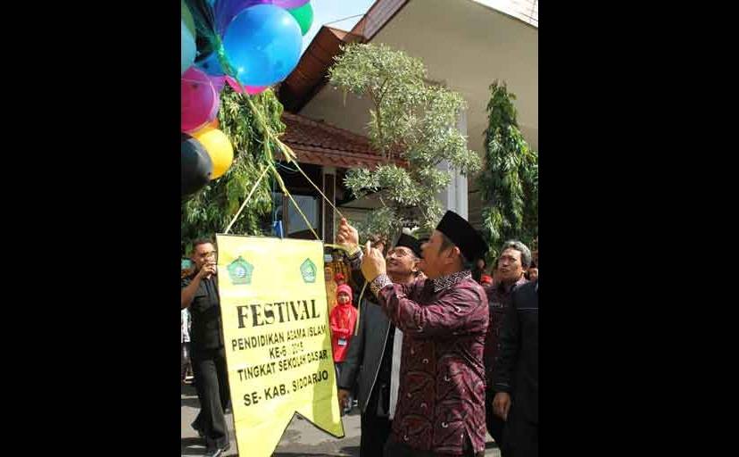 SIMBOLIS – Bupati Sidoarjo H Saiful Ilah membuka Festival PAI tingkat SD di Pendopo Delta Wibawa, kemarin (9/6). foto istimewa