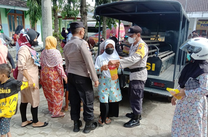 Vaksinasi Covid-19 Polres Magetan di Desa Kepuhrejo, Kecamatan Takeran dapat 1 liter minyak goreng gratis. foto: ANTON/BANGSAONLINE