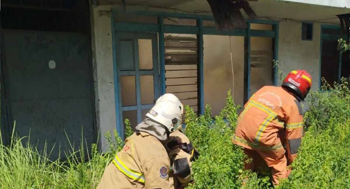Kebakaran Rumah Kosong di Surabaya, 2 Petugas Damkar Alami Luka Ringan