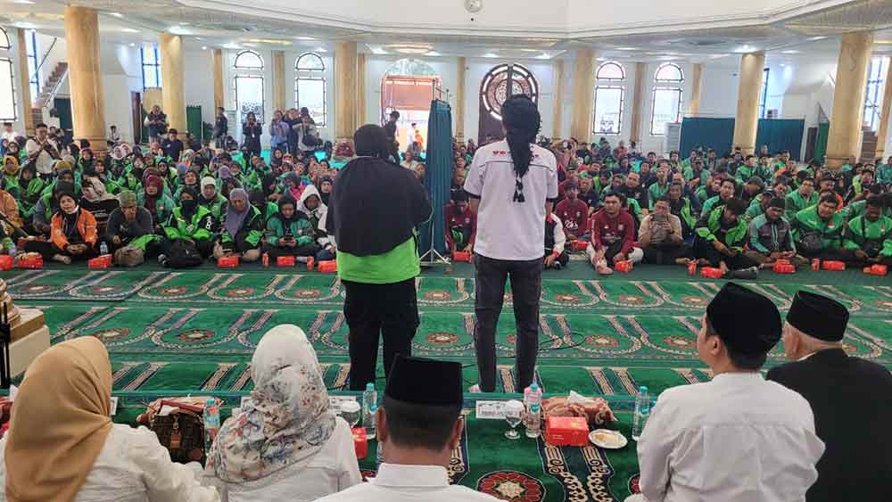 Para pengemudi ojol dalam acara istighatsah dan tahlil untuk almarhum Affan Kurniawan di Masjid Baitul Hamdi Pemprov Jatim Jalan Pahlawan Surabaya, Ahad (31/8/2025). Foto: bangsaonline.