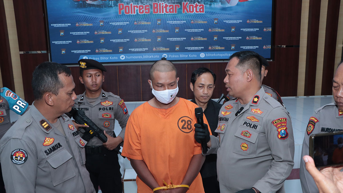 Pencuri perhiasan di Kota Blitar saat dihadirkan dalam konferensi pers.