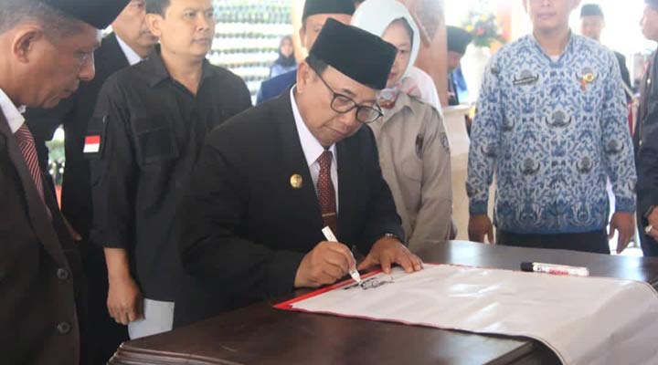 Bupati Blitar Drs. H. Rijanto M.M, saat menandatangani naskah deklarasi damai.