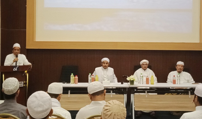 Gus Mujib saat memberikan kata sambutan.