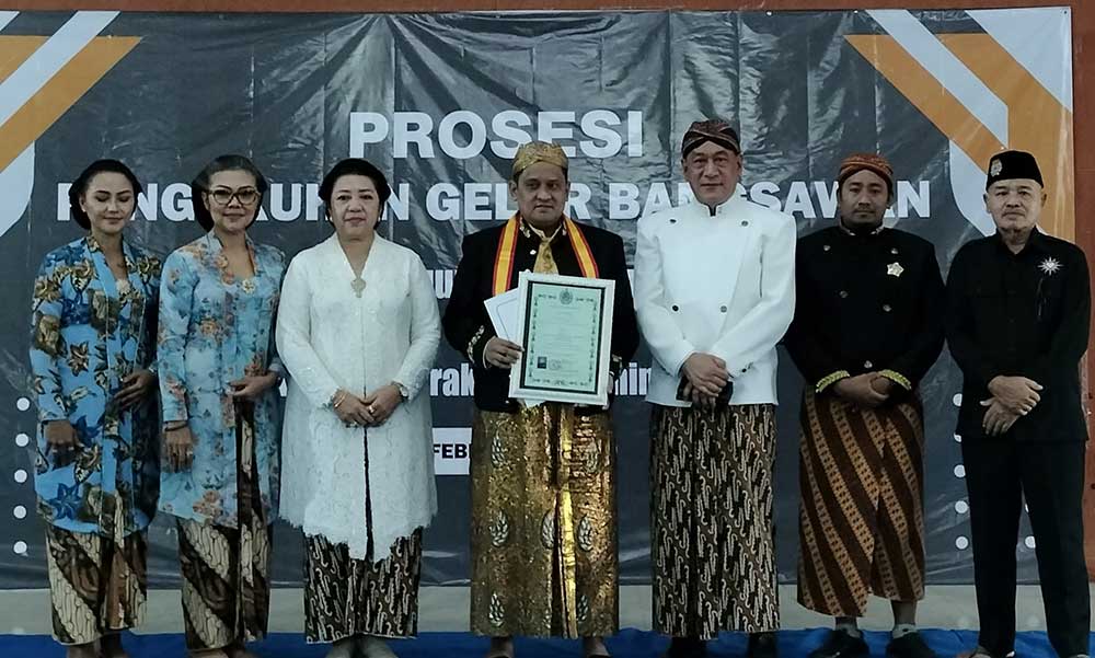 Khairul Umam (tengah) saat prosesi panganugerahan gelar KRT.