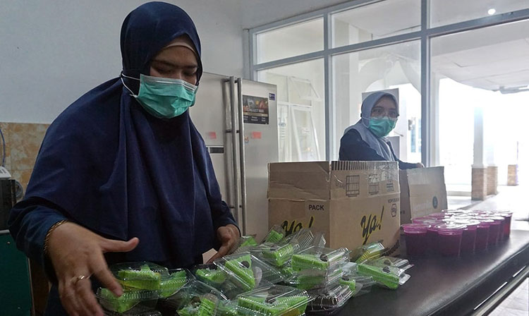 Tim gizi saat menyiapkan dan menyusun menu makanan bagi pasien Covid-19. (foto: ist)