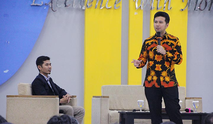 Wakil Gubernur Jatim, Emil Elestianto Dardak memberi sambutan pada acara Economic Week 2019 di Aula Notonegoro Fakultas Ekonomi dan Bisnis Unair Kampus B Surabaya.