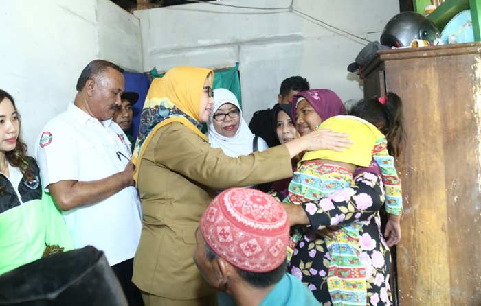 Bunda Indah saat menjenguk Nabila di rumahnya. foto: IMRON/ BANGSAONLINE