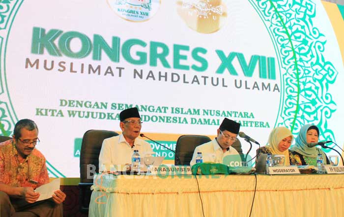 KH Hasyim Muzadi (dua dari kiri), saat memberikan pemaparan dalam Kongres XVII Muslimat NU. foto: BANGSAONLINE