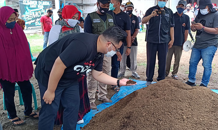 Dhito saat mengecek pupuk organik hasil pengolahan petani Sumberduren. (foto: MUJI HARJITA/ BANGSAONLINE)