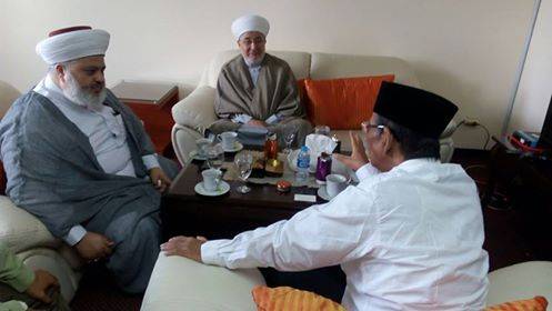 KHA Hasyim Muzadi saat menemui Sheikh Zuhair Usman al-Junaid dan Sheikh Ghozi Yusuf Hneineh di kantor Wantimpres Jakarta, Selasa, 6 September 2016. Foto: dokumentasi wantimpres