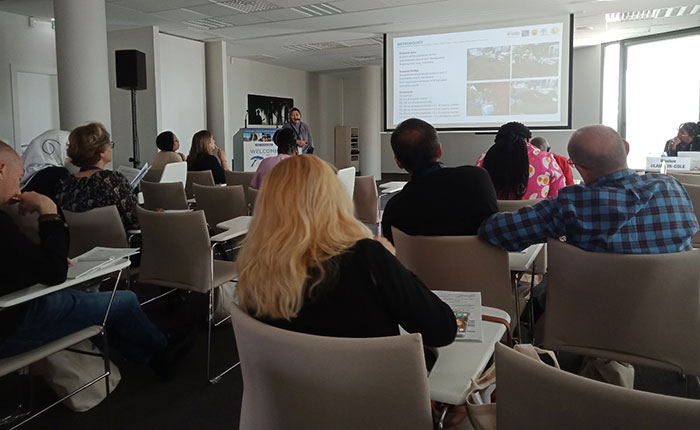 Dosen Universitas Jember, Iis Nur Aisyah, saat mempresentasikan hasil penelitiannya di ajang Kongres Nematologi Internasional ke-7 di Paris, Prancis.
