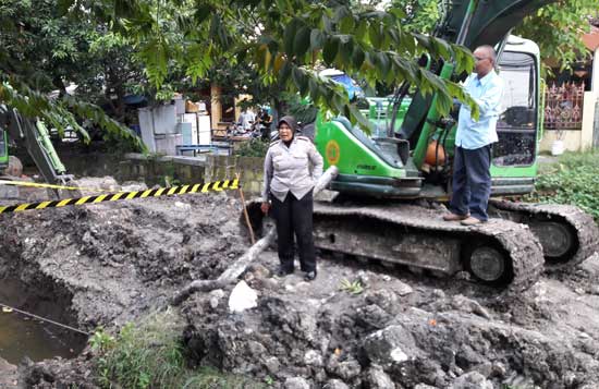 Alat berat PT. NK saat mengerjakan pemasangan pipa gas di Keluarahan Telogopatut. foto: SYUHUD/ BANGSAONLINE
