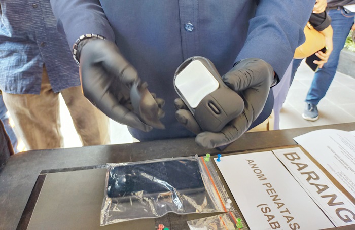 Barang bukti sabu yang disimpan di dalam mouse komputer.