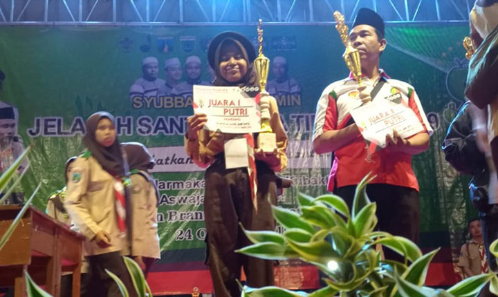 Salah satu perwakilan SMP NU menerima hadiah juara 1 lomba pionering di Batu Malang.