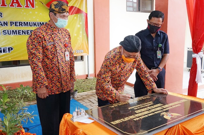 Bupati Sumenep meresmikan kantor baru.