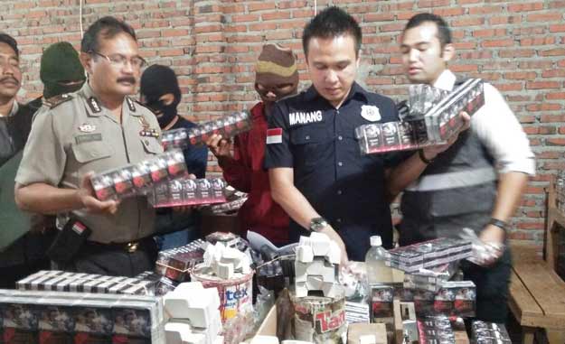 Kasat Reskrim Polresta Sidoarjo, Kompol Manang Soebeti, saat penggerebekan pabrik rokok ilegal.