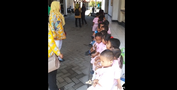 Siswa TK Tunas Mulia Desa Kali Dawir Kecamatan Tanggulangin yang dimobilisasi untuk menghadiri sidang praperadilan di PN Sidoarjo, kemarin. foto : nanang ichwan/BANGSAONLINE
