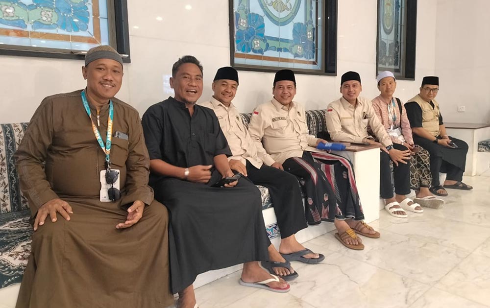 KH. Moh. Ayyub Mustofa, anggota mustasyar Kementerian Haji dan Umrah RI saat kunjungan ke sektor IV Kloter 27 dan 73 jemaah asal Bangkalan, Jumat (15/5/2026).