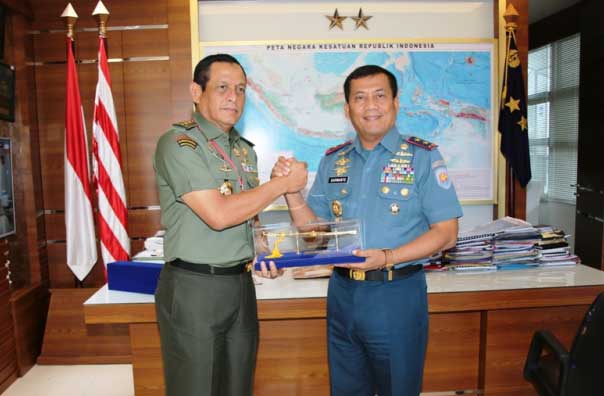Penyerahan cinderamata dari Pangarmatim kepada Aslog Panglima TNI berupa Pedang Perwira TNI AL.