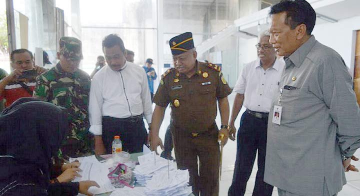 Ketua PKB Gresik Moh. Qosim (tengah baju putih) yang juga Wabup Gresik, saat sidak TPS bersama Bupati Sambari. foto: SYUHUD/ BANGSAONLINE.
