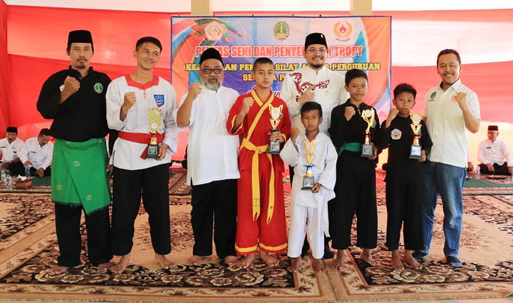 Plt. Wali Kota Pasuruan Raharto Teno Prasetyo, S.T. foto bersama para pemenang usai menyerahkan trofi kejuaraan pencak silat antar perguruan se-Kota Pasuruan.