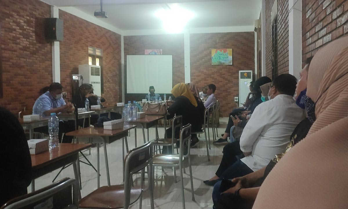 Aksi protes alumni guru dan siswa SMAN 1 Bangil saat menolak pergantian menjadi SMAN 1 Taruna Madani.