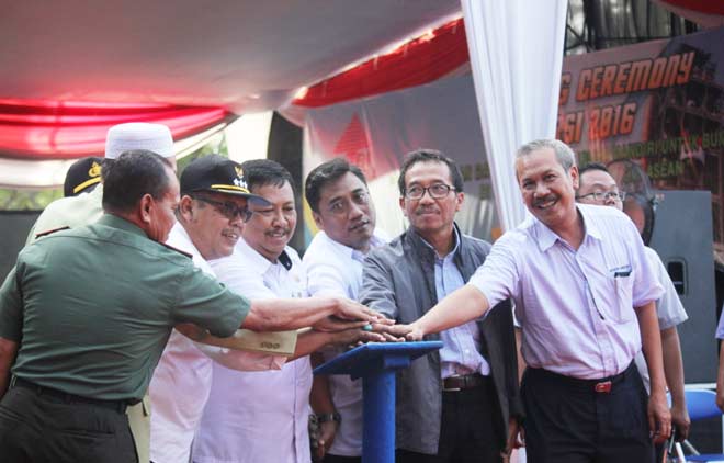 Direktur Utama Semen Gresik, Sunardi Prionomurti (dua dari kanan) saat membuka Pekan Raya. foto: SUWANDI/ BANGSAONLINE