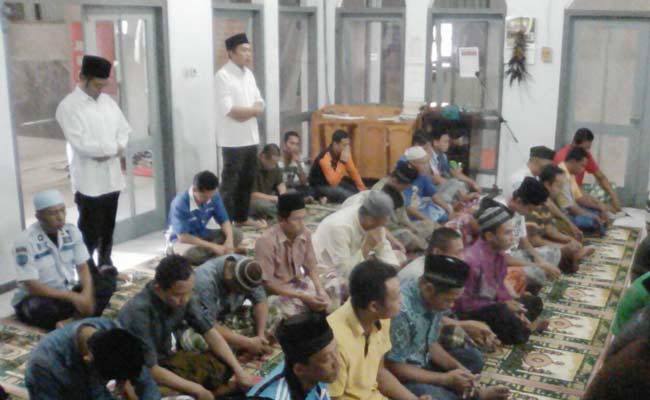 Warga binaan ikuti salat berjamaah di musala rutan Pacitan.