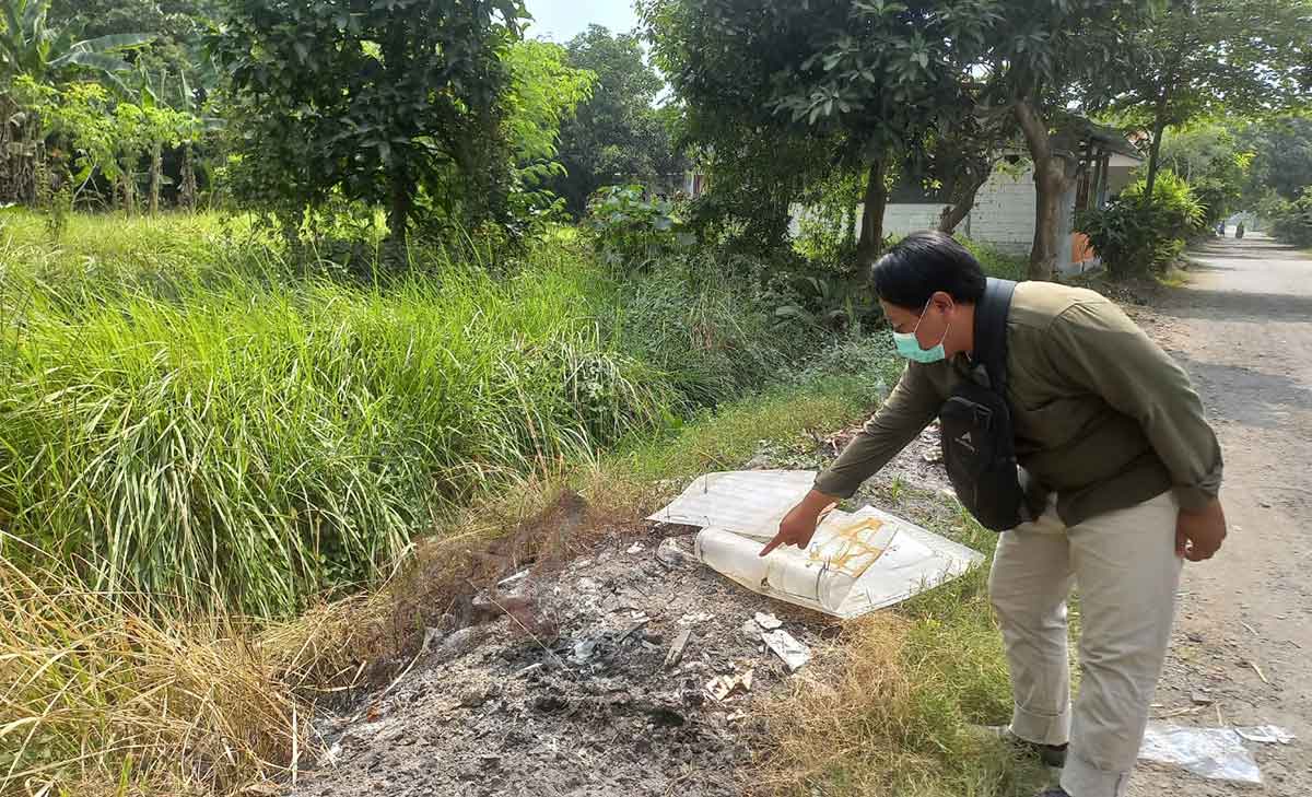 Warga saat menunjukkan penemuan beberapa peluru aktif di tanah kavling Perumahan Pesona Permata Ungu, Tempel, Sidoarjo.