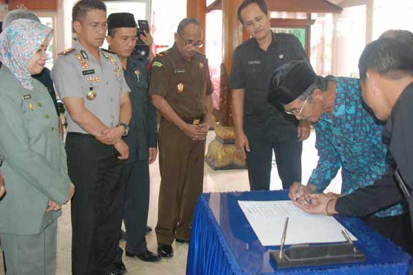 Bupati Kediri, Haryanti Sutrisno saat melakukan penandatanganan nota kesepahaman bersama Forpimda dan juga FKUB. (arif kurniawan/BANGSAONLINE)