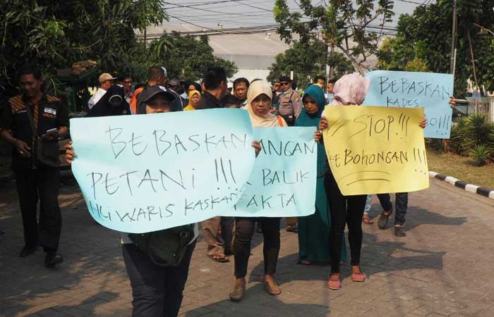 Warga Prambangan Kecamatan Kebomas saat demo di Kejaksaan Negeri. foto: SYUHUD/ BANGSAONLINE