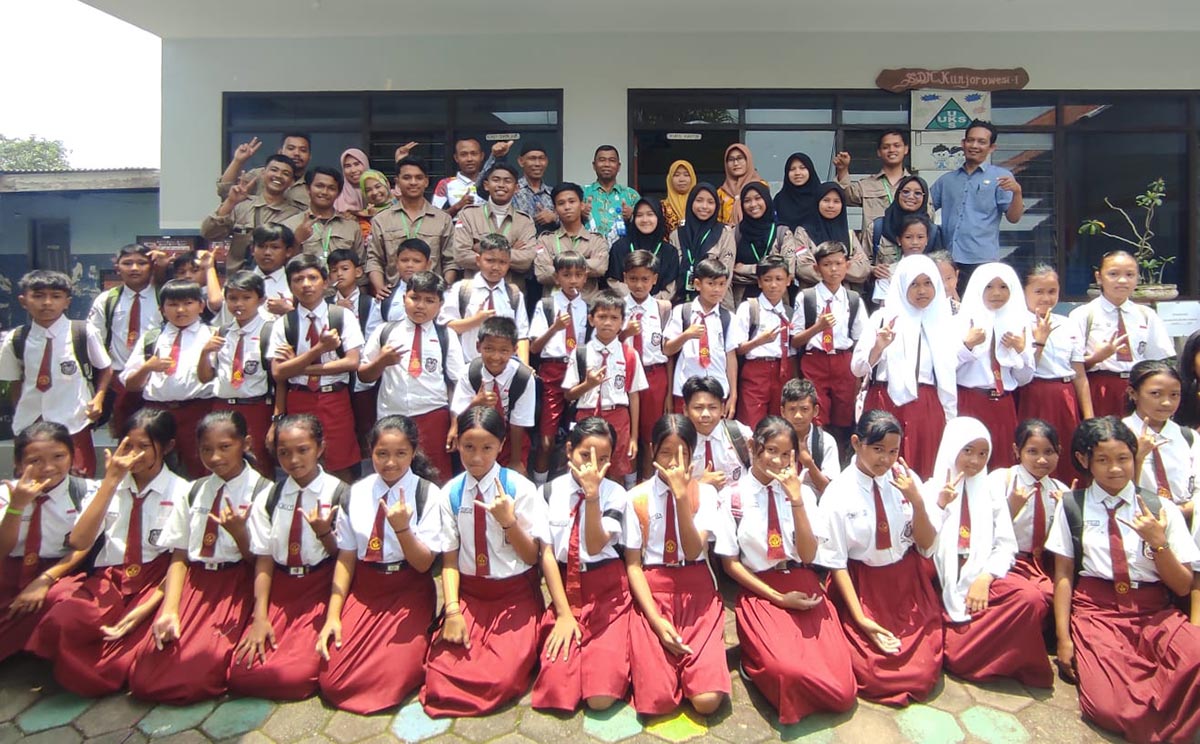 Kelompok Mahasiswa KKN IKHAC Mojokerto foto bersama Guru SDN Kunjorowesi 1. Foto: DEDEN DAUD SURAHMAN/ BANGSAONLINE