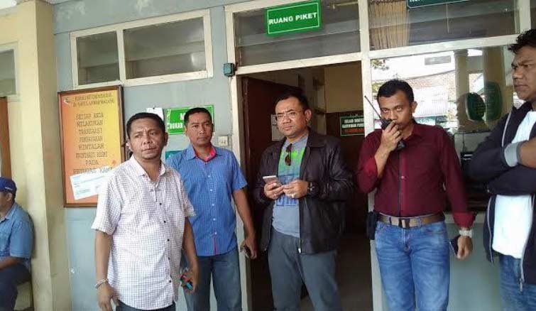 Kapolres Malang Kota AKBP Decky Hendarsono (jaket hitam) bersama Wakapolres dan perwakilan orang Maluku di RSUD dr Saiful Anwar, Malang, Jawa Timur