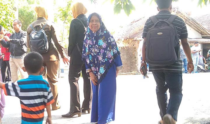 Ibunda Mahfud MD, Khotijdah (berbaju biru) saat mengantarkan anaknya yang harus kembali ke Jakarta untuk menunaikan tugas negara.