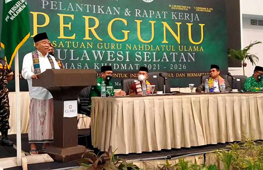 Prof Dr KH Asep Saifuddin Chalim, MA, saat menyampaikan pidato pada acara pelantikan dan raker PW Pergunu Sulawesi Selatan di Hotel Claro Makassar, Sabtu (15/1/2022). Foto: MMA/ BANGSAONLINE.COM