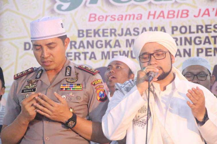 Kapolres AKBP Wahyu S. Bintoro berdoa bersama Habib Ja