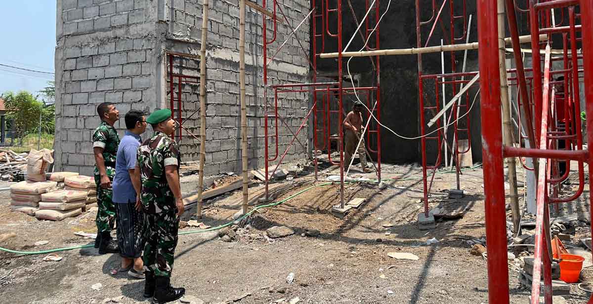 Dandim 0819/Pasuruan saat meninjau pembangunan dapur Mitra MBG di Kecamatan Beji.