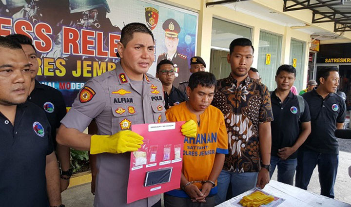 Kapolres Jember AKBP Alfian Nurrizal menunjukkan tersangka beserta barang bukti.