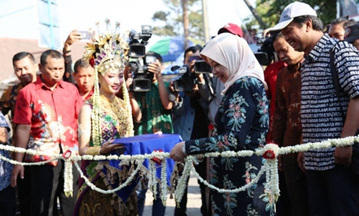Bupati Kediri dr. Hj. Haryanti Sutrisno, membuka secara resmi acara Festival Kelud 2019 dengan melakukan pengguntingan untaian melati.
