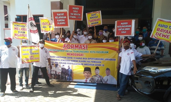 Puluhan anggota Formasi Kota Pasuruan meluruk Kantor DPRD Kota Pasuruan terkait anggaran Covid-19 yang terkesan amburadul, Rabu (10/6/2020) siang.