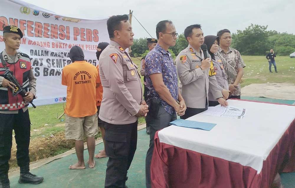 Konferensi pers ungkap kasus kepemilikan bahan peledak yang digelar Polres Bangkalan.